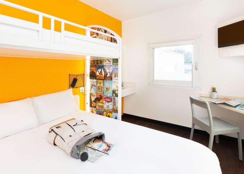 Bourgogne-Franche-Comté Vesoul Break Room with Double Bed and Extra Bed 