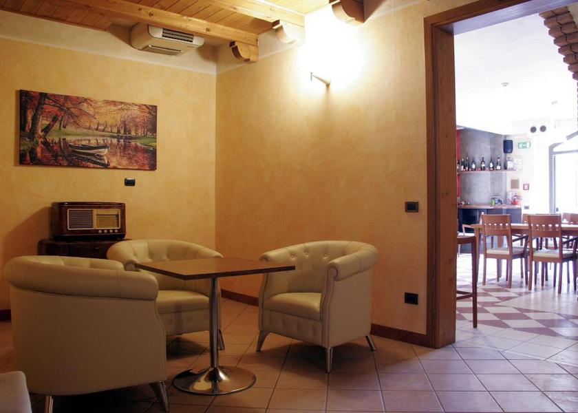 Veneto Negrar shared lounge/tv area