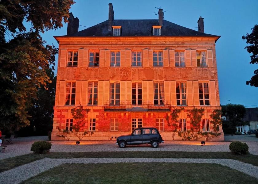 Hauts-de-France Senlis exterior view