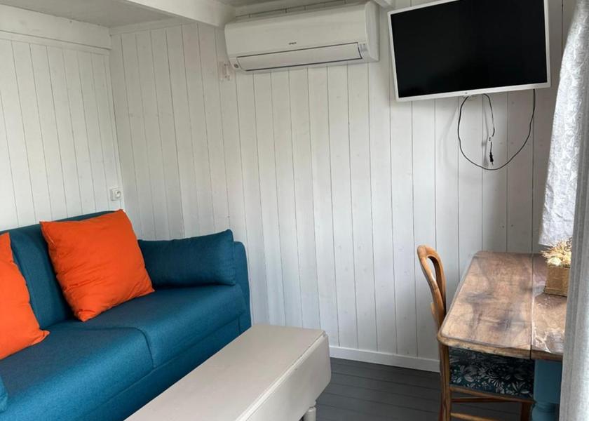 Bourgogne-Franche-Comte Beaune shared lounge/tv area