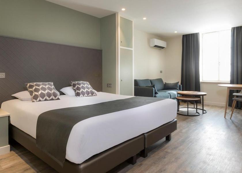 Île-de-France Provins guestroom