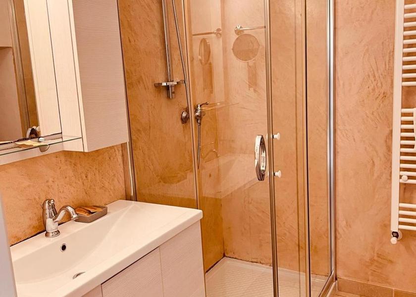 Puglia Ruffano bathroom