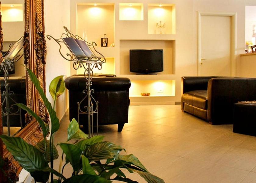 shared lounge/tv area