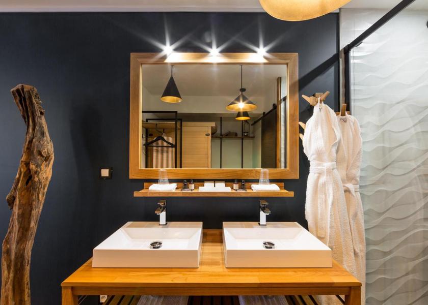 Auvergne-Rhone-Alpes Annecy Suite with Jacuzzi and Sauna