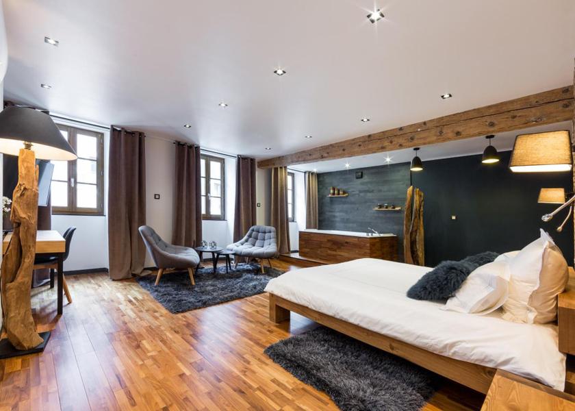 Auvergne-Rhone-Alpes Annecy Suite with Jacuzzi and Sauna