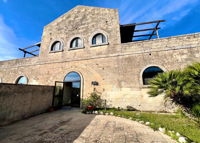 Puglia Uggiano la Chiesa entrance