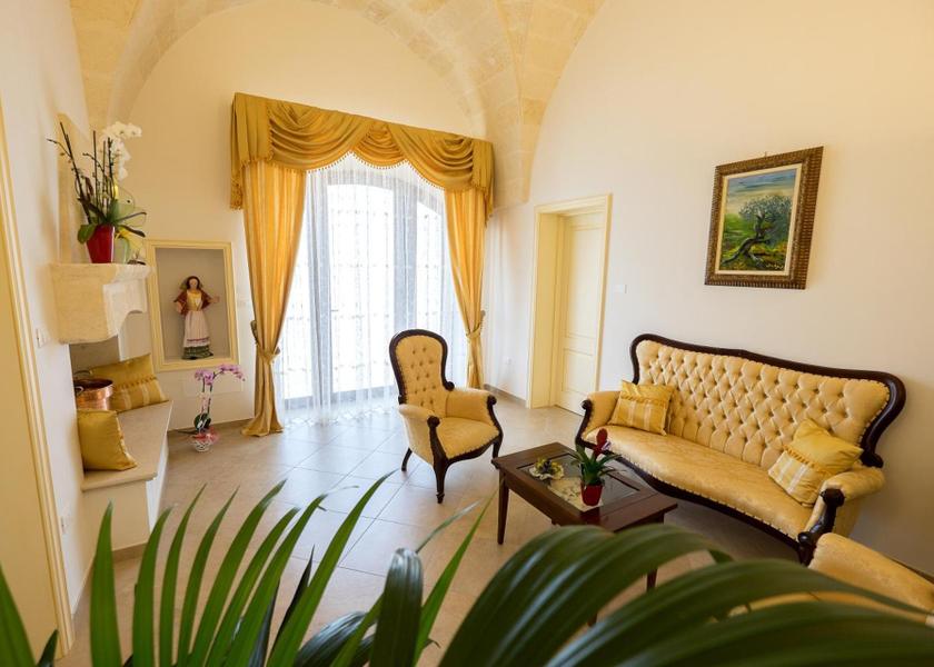 Puglia Villa Castelli shared lounge/tv area
