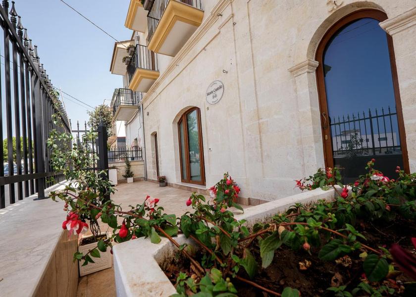 Puglia Villa Castelli entrance