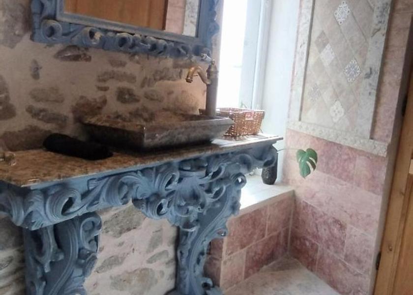 Occitanie Carcassonne bathroom