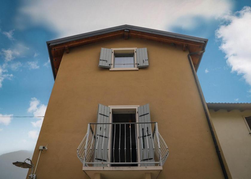 Veneto Rivoli Veronese exterior view