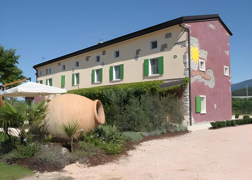 Veneto Rivoli Veronese exterior view