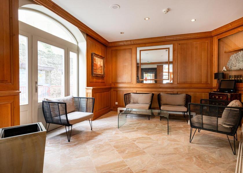 shared lounge/tv area