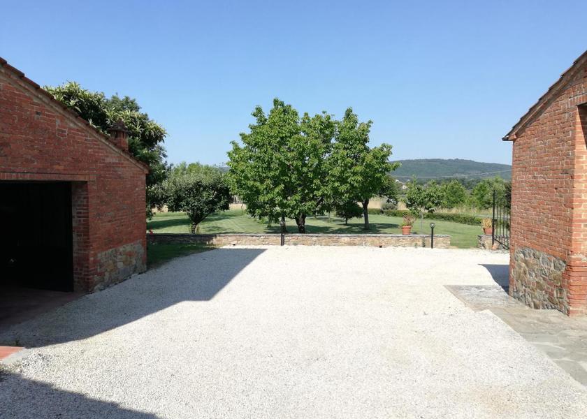 Tuscany Lucignano garden