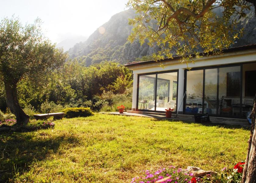 Molise Rocchetta A Volturno garden