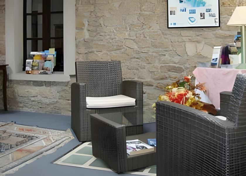 Brittany Auray Lobby