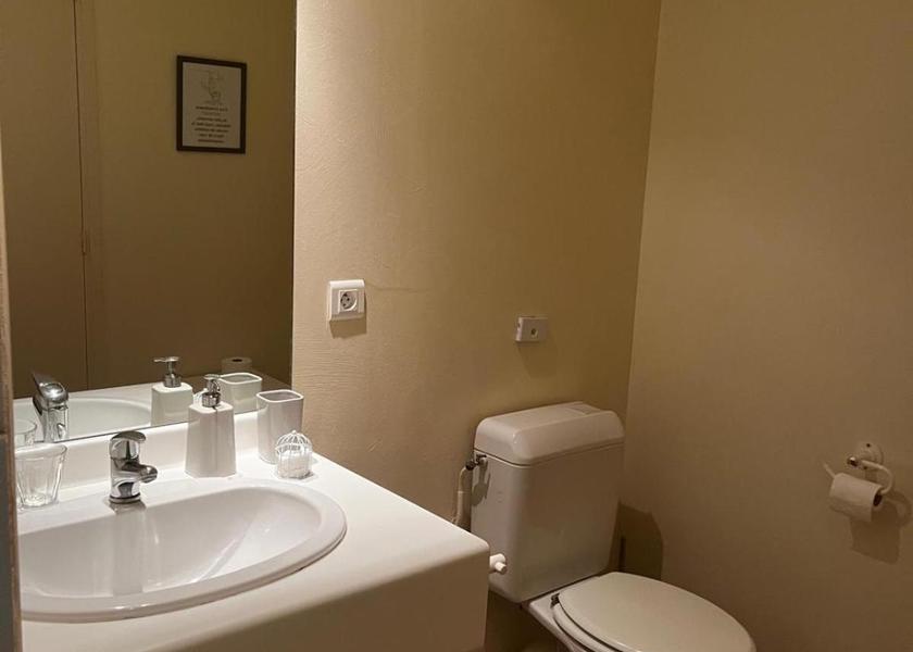 Auvergne-Rhone-Alpes Issoire Double Room with Private Bathroom