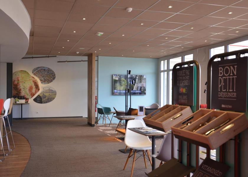 Auvergne-Rhone-Alpes Issoire shared lounge/tv area