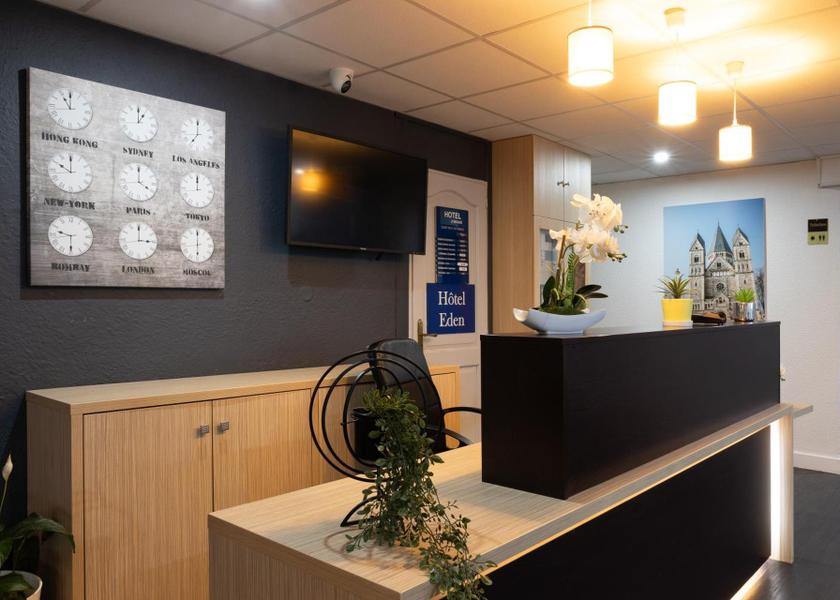 Grand Est Woippy lobby