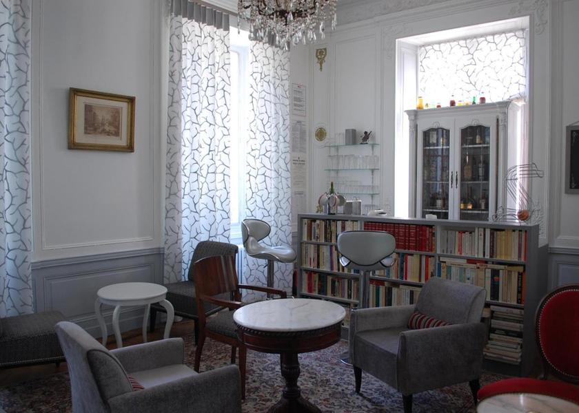 shared lounge/tv area