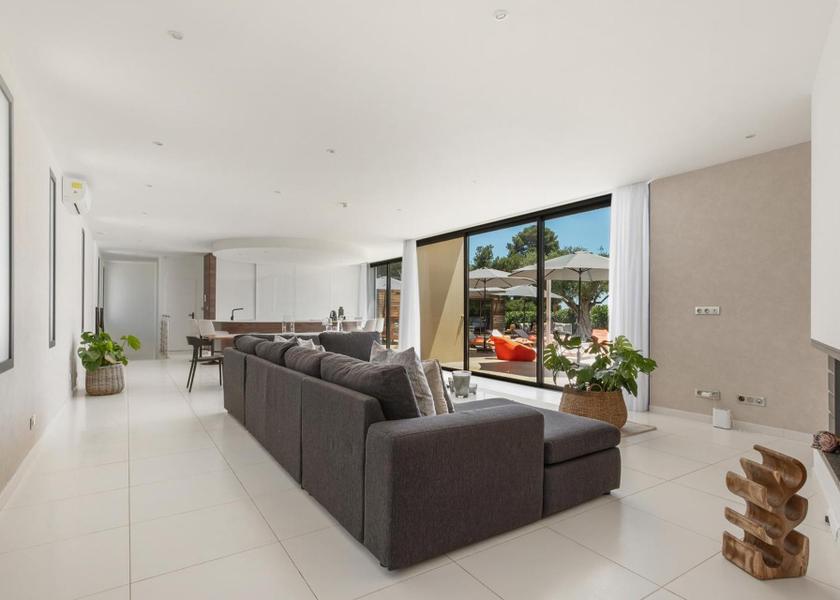 shared lounge/tv area