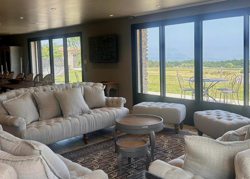 Provence - Alpes - Cote d'Azur Apt shared lounge/tv area