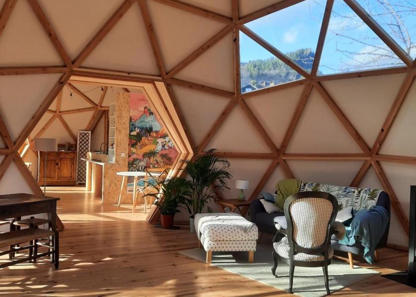 Auvergne-Rhone-Alpes Besse-et-Saint-Anastaise shared lounge/tv area