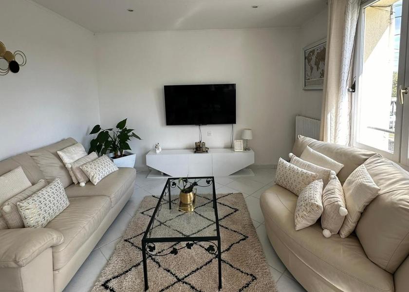 Île-de-France Dourdan shared lounge/tv area