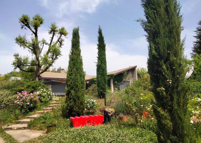 Auvergne-Rhone-Alpes Ecully garden