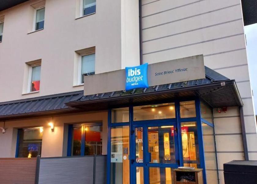 Brittany Langueux entrance