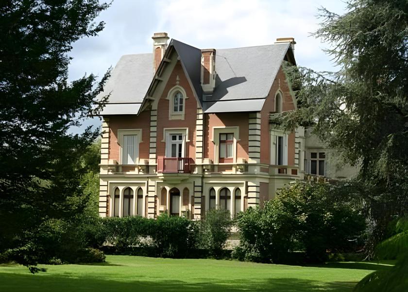 Pays de la Loire Les Ponts-de-Ce exterior view
