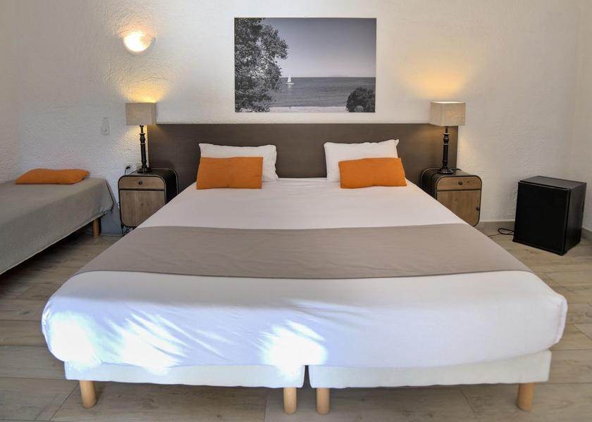 Corsica L'Ile-Rousse Standard room with one double bed adapted for reduced mobility
