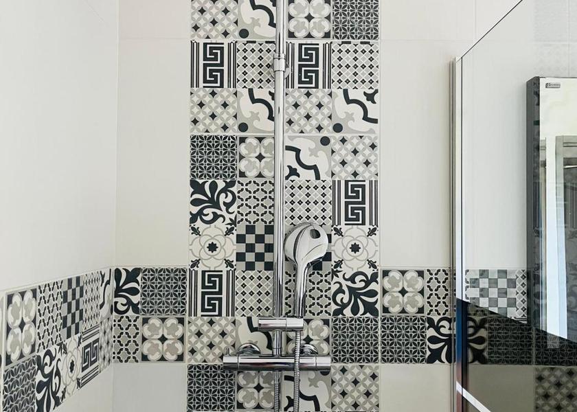 Provence - Alpes - Cote d'Azur L'Isle-sur-la-Sorgue shower