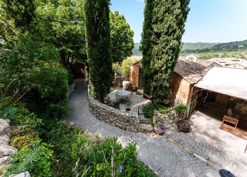Provence-Alpes-Côte d'Azur Moustiers-Sainte-Marie garden