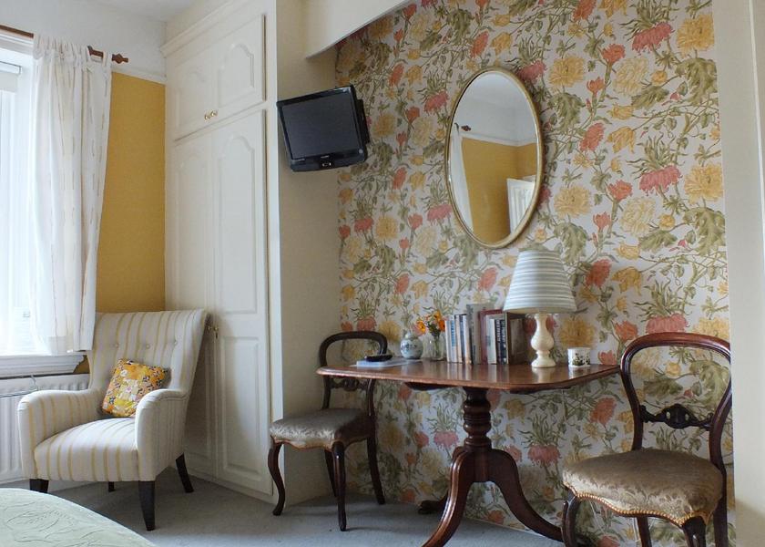 England Crook Twin Room-Premium-Ensuite with Shower-Garden View-Green