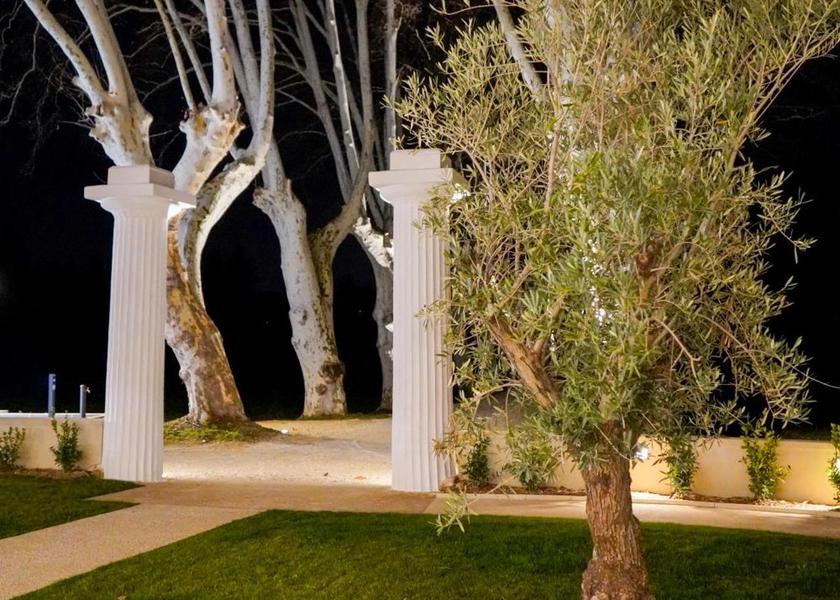 Occitanie Villeneuve-les-Avignon garden