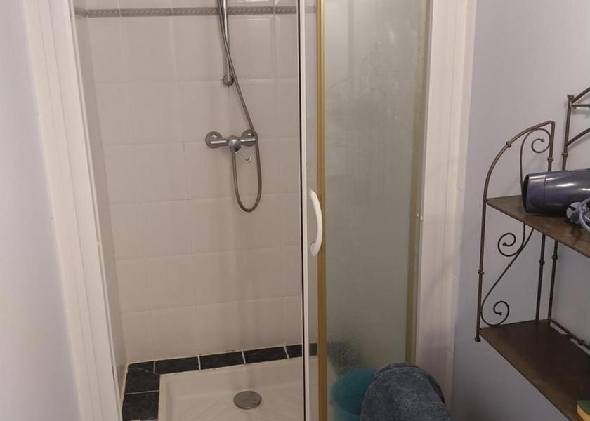 Auvergne-Rhone-Alpes Royat Triple Room with Private Bathroom