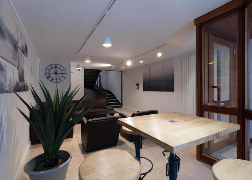 Bourgogne-Franche-Comte Tournus shared lounge/tv area