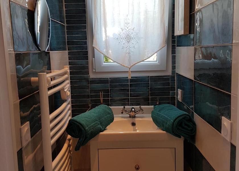 Nouvelle-Aquitaine Sare bathroom