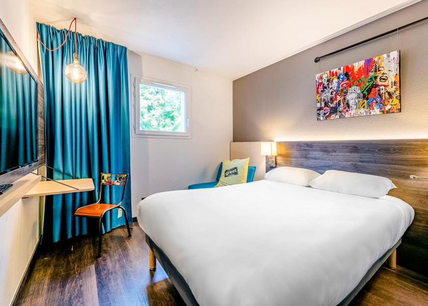 Nouvelle-Aquitaine Floirac POP Room with double bed and sofa