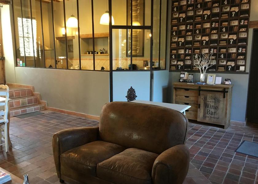 Centre-Loire Valley Bleury-Saint-Symphorien shared lounge/tv area