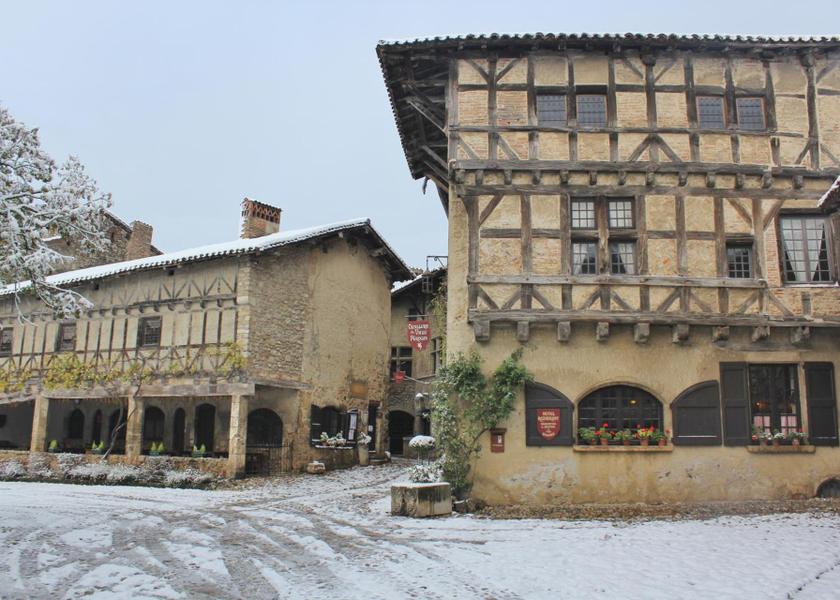 Auvergne-Rhône-Alpes Perouges entrance