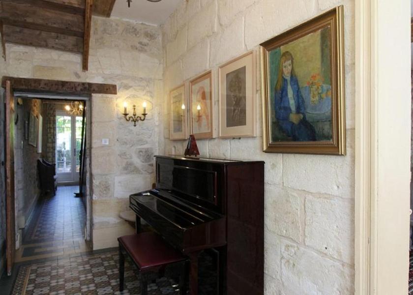 Nouvelle-Aquitaine Saint-Michel-de-Fronsac shared lounge/tv area
