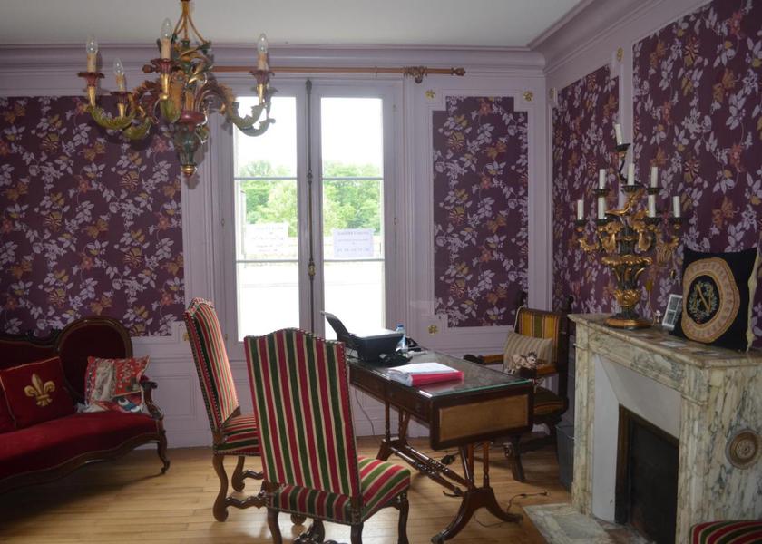 Centre-Loire Valley Saint-Cyr-sur-Loire shared lounge/tv area