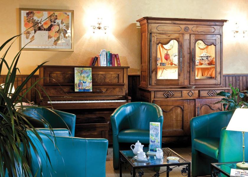 Auvergne-Rhone-Alpes Lurcy-Levis shared lounge/tv area