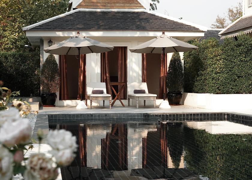 swimming pool [outdoor]