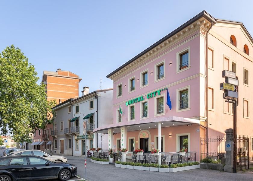 Veneto San Giovanni Lupatoto Front of property - evening/night