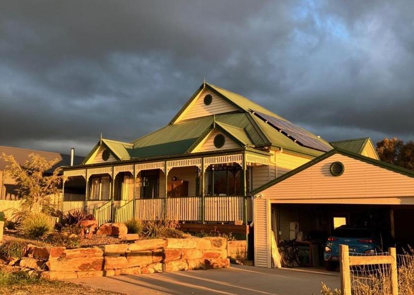 Victoria Castlemaine exterior view