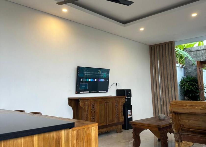 shared lounge/tv area