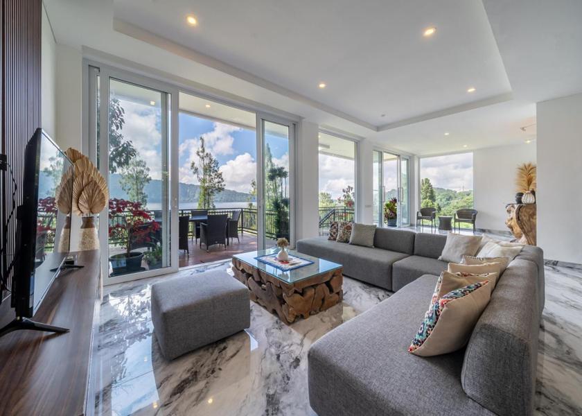 shared lounge/tv area