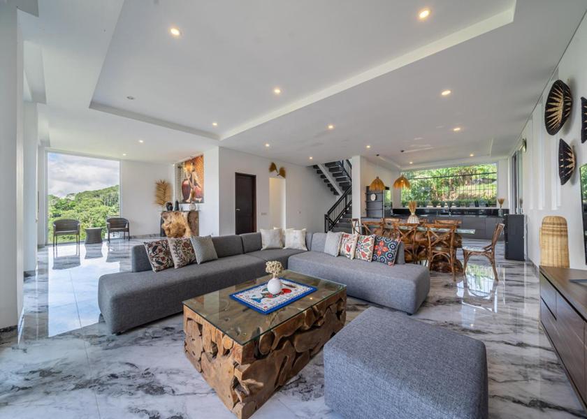 shared lounge/tv area